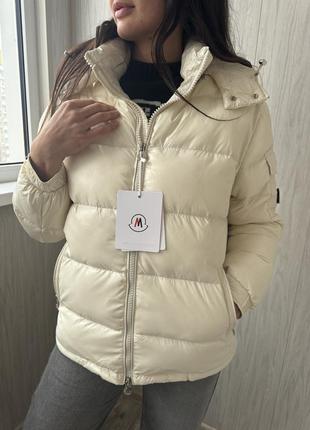 Молочная куртка moncler