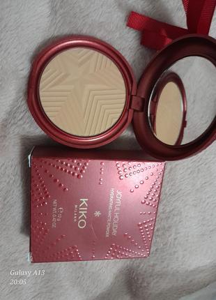 Пудра kiko milanoкремова зволожуюча пудра для обличчя joyful holiday hydrating matte powder2 фото