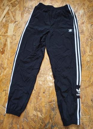 Нейлоновые спортивные штаны с лампасами adidas