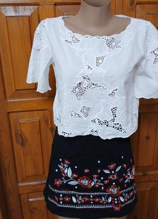Блуза, кроп-топ, белого цвета, вышита.