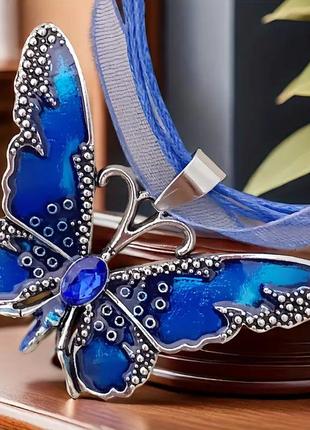 Стильный кулон-бабочка со стразом на ленте из органзы.