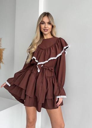 Женское платье мини с поясом с рюшами украшено кружевом