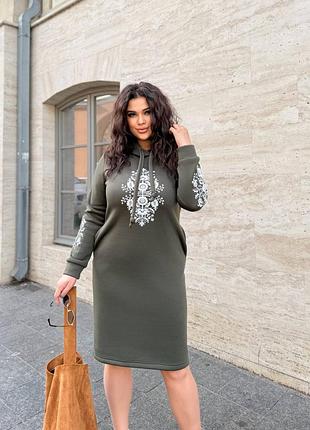 Демісезонна тепла сукня на флісі з капюшоном спереду та рукавах принт