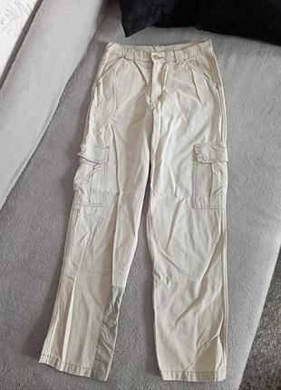 Светлые штаны карго с карманами