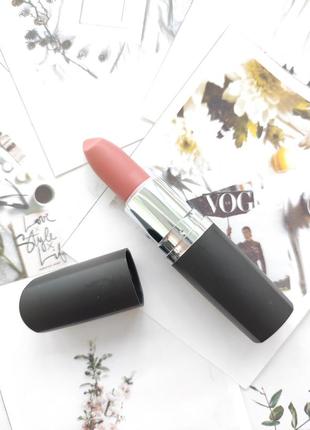 Матовая помада розовый нюд maybelline 930 plush blush
