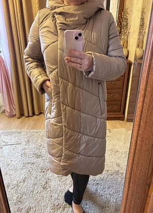 Длинный классический пуховик в бежевом оттенке