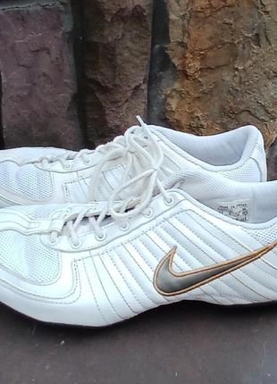Мужские футзалки nike для тренировок в спортивном зале.