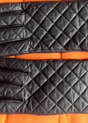 Женские кожаные перчатки michael kors, верх натуральная кожа, середина полиэстер, размер м хорошее состояние...наш размер 6,5-7,5