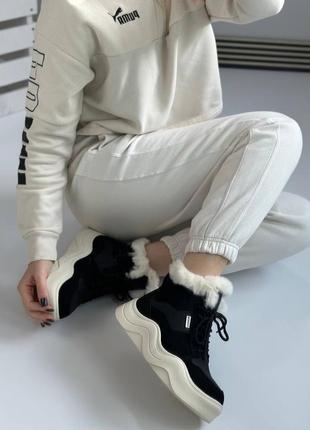 Стильні зимові кросівки у чорному кольорі на білій підошві 🤩🤩🤩