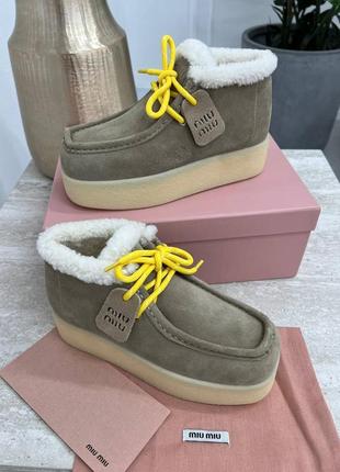 Ботинки miu miu premium – бежевый замш с яркими акцентами