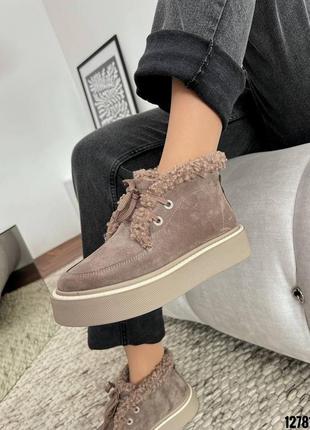 Темно бежевые натуральные замшевые зимние ботинки лоферы на шнурках шнуровке с мехом...