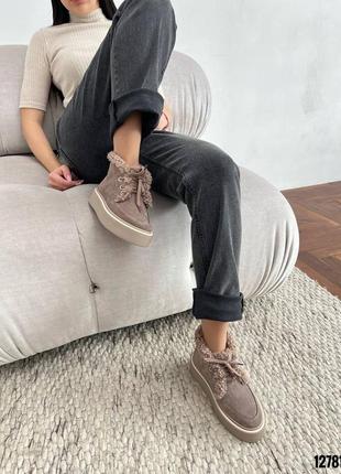 Темно бежевые натуральные замшевые зимние ботинки лоферы на шнурках шнуровке с мехом...