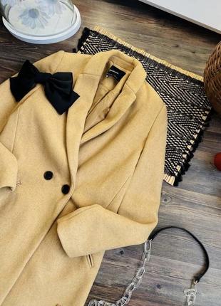 Стильне бежеве пальто stradivarius