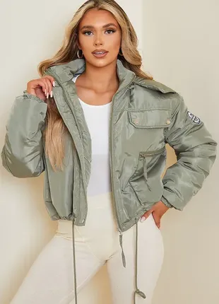 Жіноча коротка куртка кольору хакі prettylittlething