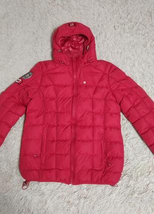 Парку червоного кольору canadian