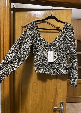 Натуральная блузка с широким рукавом в анималистичный принт