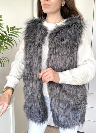 Хутряний сірий жилет primark.