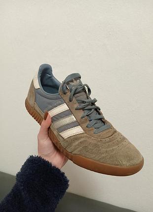 Adidas кросівки