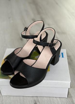 Женские босоножки