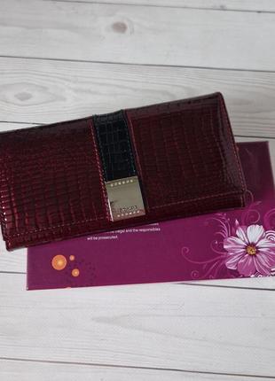 Гаманець лаковий шкіряний жіночий кольору бордо