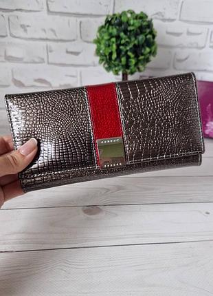 Гаманець жіночий лаковий, шкіряний сірого кольору