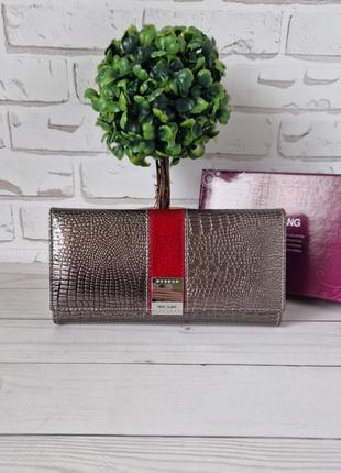 Гаманець жіночий лаковий, шкіряний сірого кольору