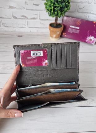 Гаманець жіночий лаковий, шкіряний сірого кольору