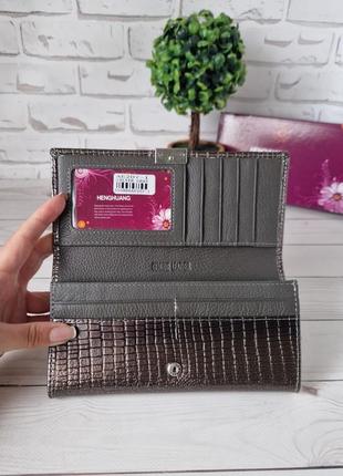 Гаманець жіночий лаковий, шкіряний сірого кольору