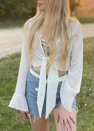 Белая блуза с объемными рукавами на завязке