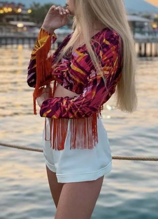 Яркая укороченная блуза с бахромой
