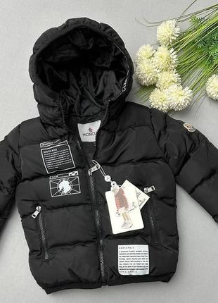 Топова дитяче куртка від бренду moncler у чорному кольорі