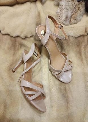Бежевые босоножки