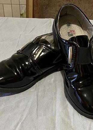 Туфли детские лаковые на каблуке