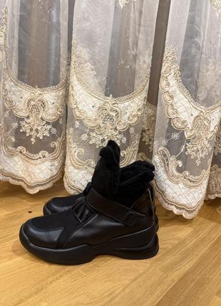 Продаються шикарна обувь на зиму