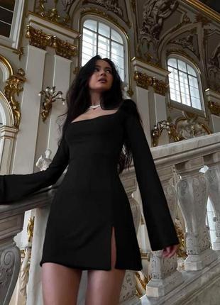Платье короткое однотонное на длинный рукав приталено с разрезом по ноге с вырезом в зоне декольте качественная черная красная
