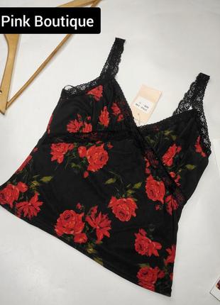 Женская майка черная в красный цветочный принт на бретелях от бренда pink boutique m
