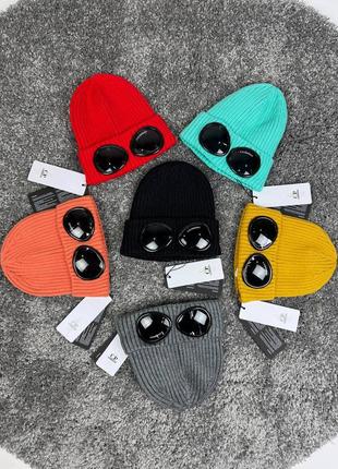 Топовые шапки от бренда cp company в нескольких цветах