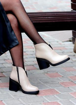 Натуральные кожаные зимние ботинки - ботильоны цвета латте на каблуке