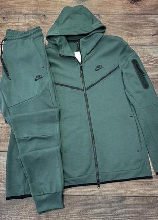 Зеленый мужской спортивный костюм зумрудного цвета nike tech fleece