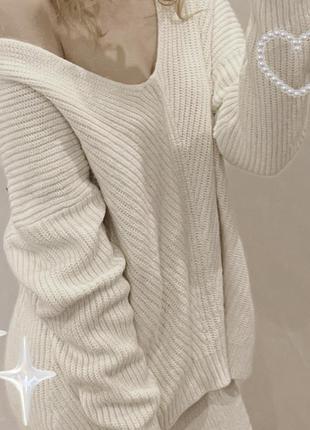 Ніжний білий светр