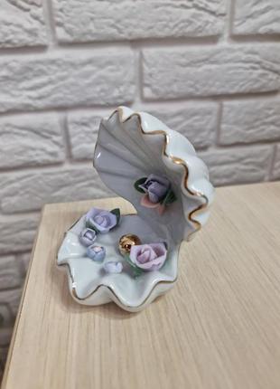 Красивая фарфоровая статуэтка винтаж