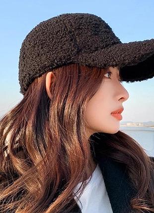 Тепла бейсболка чорна жіноча кепка тедді утеплена кепка баранчик плюш зимова