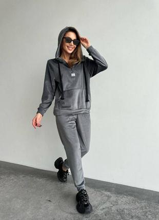 Женский спортивный костюм