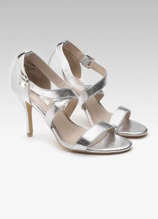 Пара босоніжок із відкритим носком у срібні із застібкою на пряжці , м’яка підошва ,  дефекти не помітні , на останніх фото видно їх