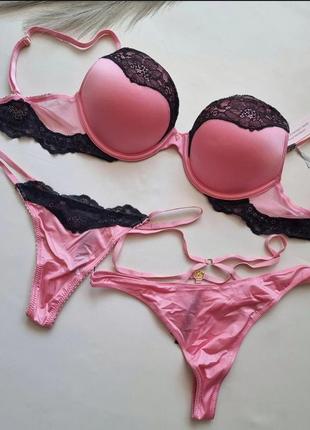 Комплект victorias secret
very sexy
есть пуш ап✔️

34с(75с)

трусики с кружевом s
с фурнитурой м