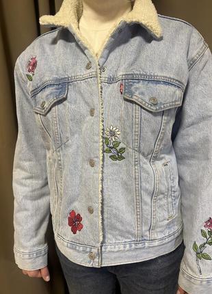Джинсова куртка levi’s з нашивками
