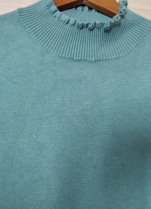 Актуальний светр красивого забарвлення