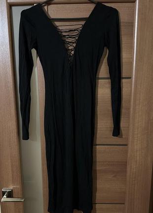 Чорна сукня з відкритою спиною