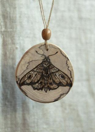 Круглий кулон із натурального дерева берези метелик. пірографія.