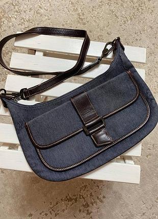 Маленька сумка через плече longchamp із джинсової тканини та коричневої шкіри.